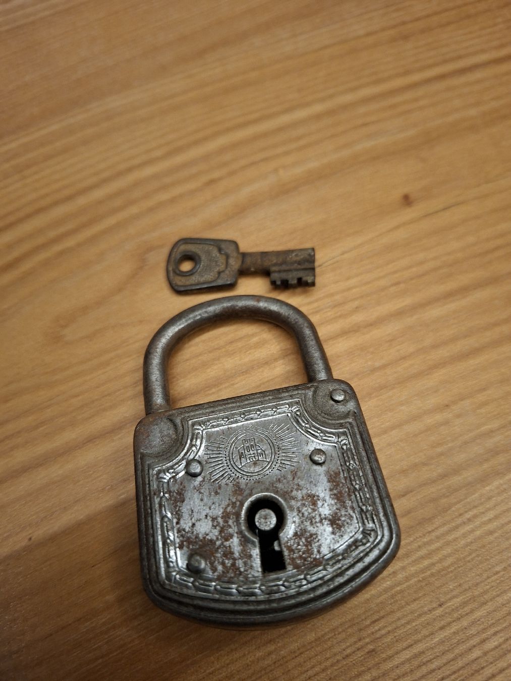 Cadenas: Antikes Vorhängeschloss – D'occasion à Ganterschwil par HeidiuPeter