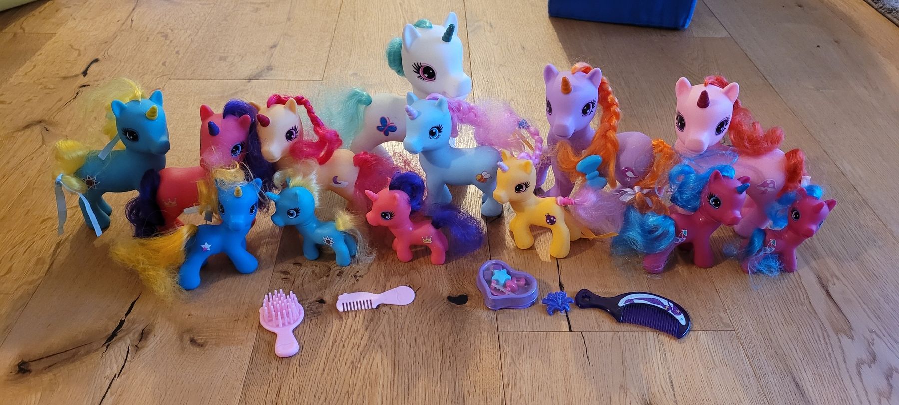 Giocattoli: My Little Pony Sammlung, mit Accessoires – Usato da Hellbühl venduto da the-brain