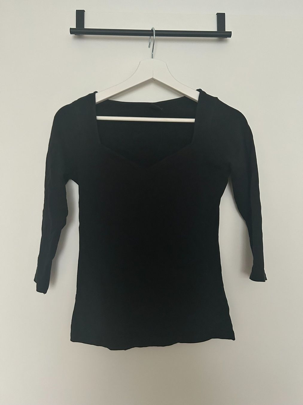 Maglioni & Felpe: Schwarzes Halblangarm-Shirt – Usato da Blumenstein venduto da klarsicht_91