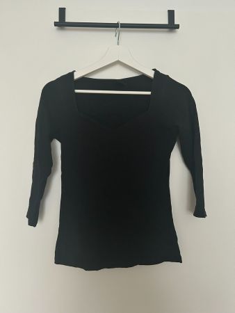 Schwarzes Halblangarm-Shirt