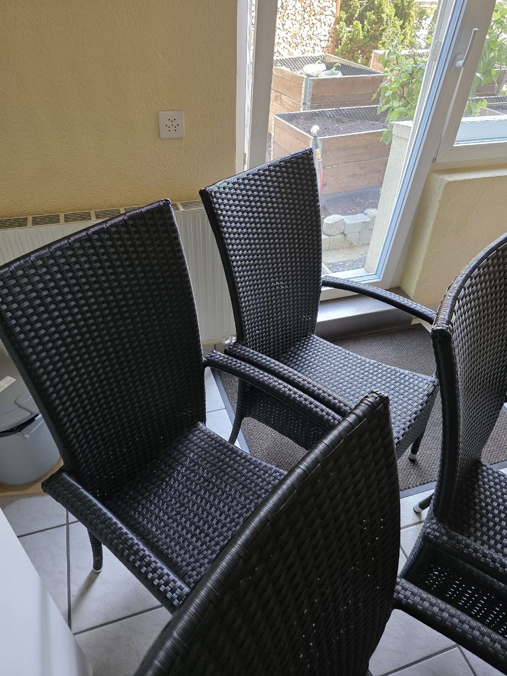 Chaises: 6 Stühle Polyrattan schwarz Stapelbar – D'occasion à Alberswil par mario889 2