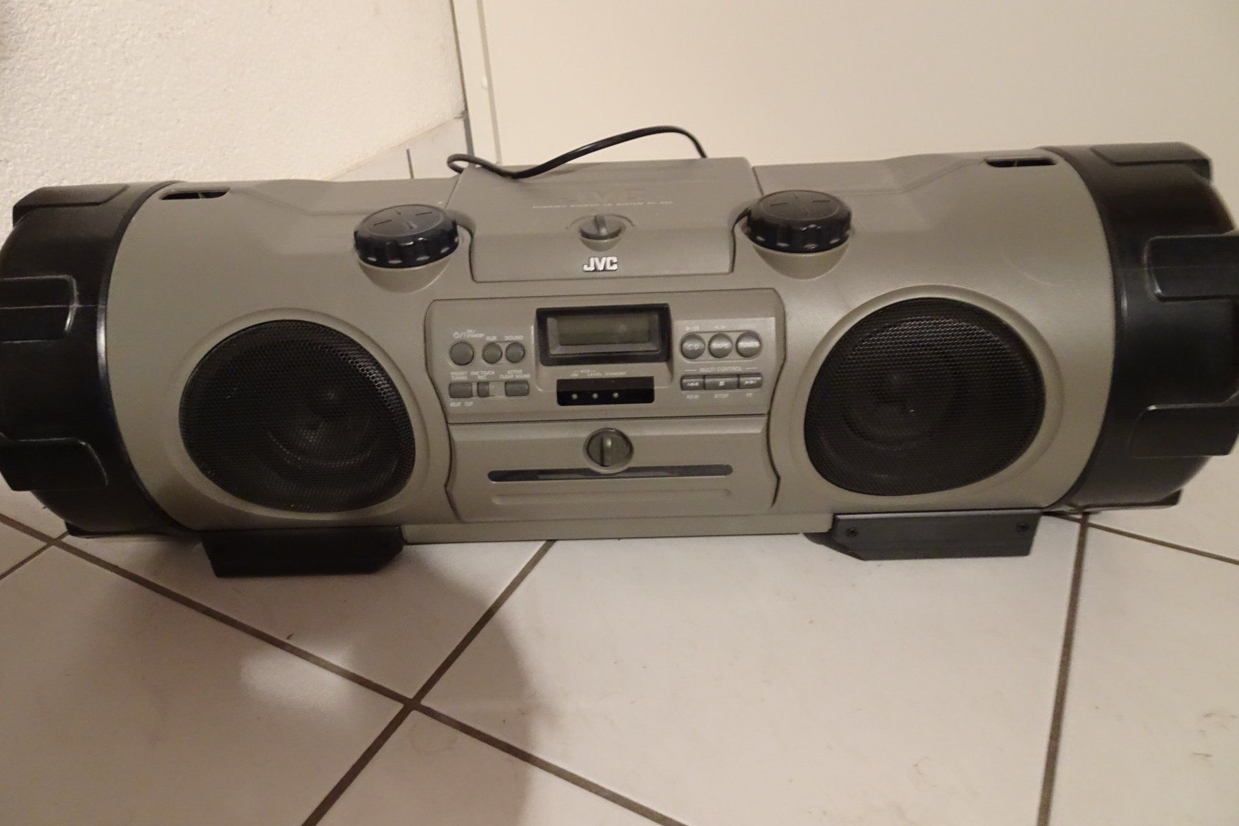 JVC Lettore multimediale & Streamer: grosser JVC CD Player mit grossen Boxen – Usato da Strengelbach venduto da schmetterling20 2