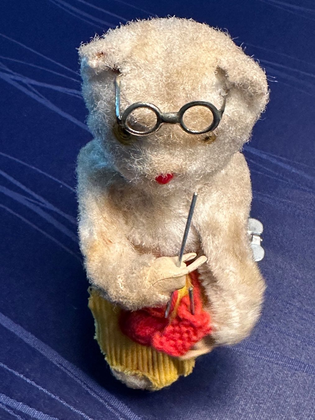 Spielzeuge: strickender Bär / Teddybär mit Aufzugsmechanismus – Gebraucht aus Steffisburg von bwt56 8