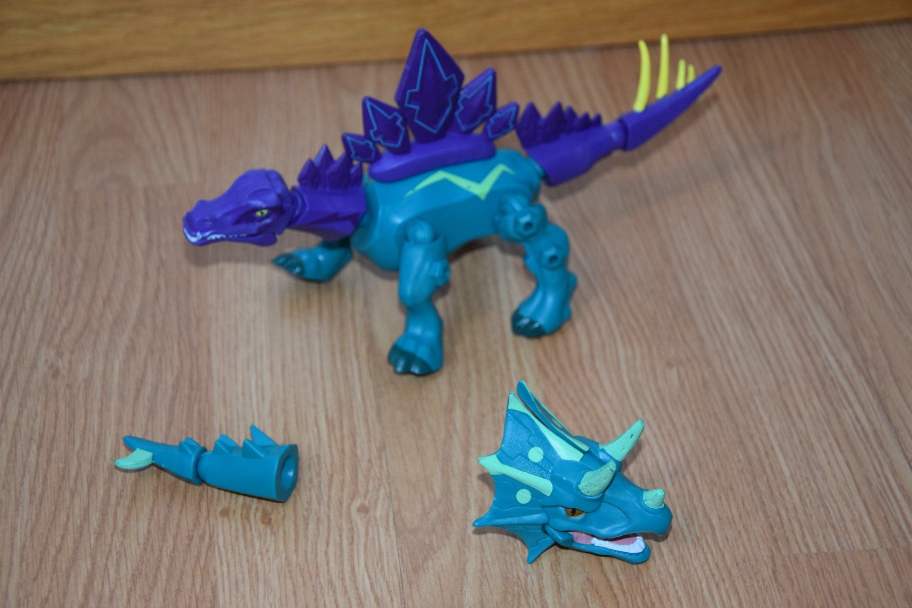 Hasbro Spielzeuge: Hasbro Jurassic World Hero Mashers Triceratops – Gebraucht aus Mezzovico von  2