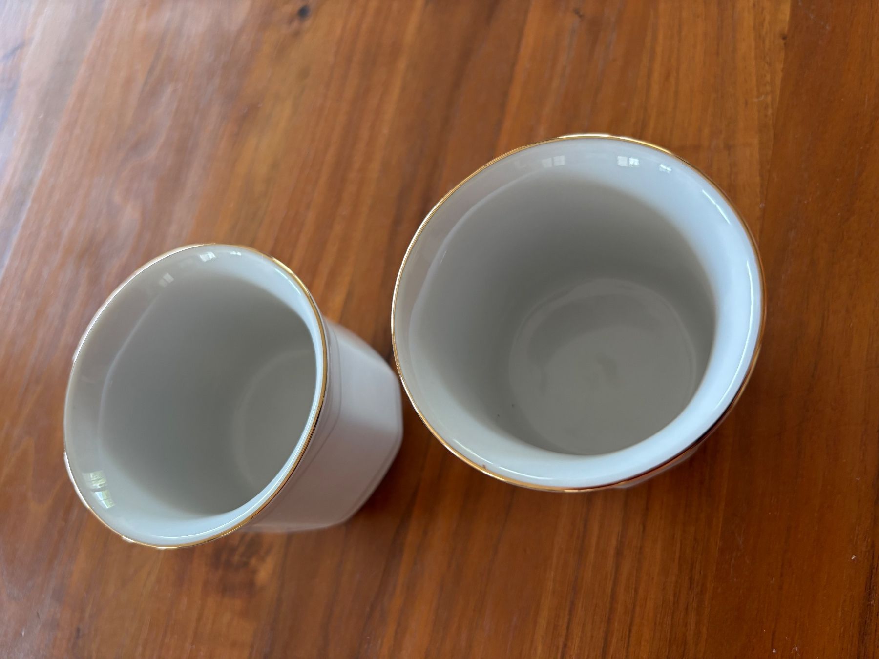Vasi per fiori: 2 Cachepot / Uebertopf mit Goldrand weiss – Nuovo (secondo la descrizione) da Balsthal venduto da Uroby 1