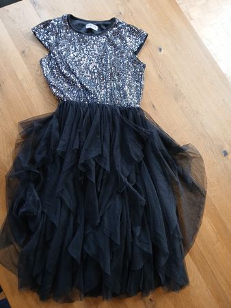 Schwarzes Tüllkleid mit Pailletten