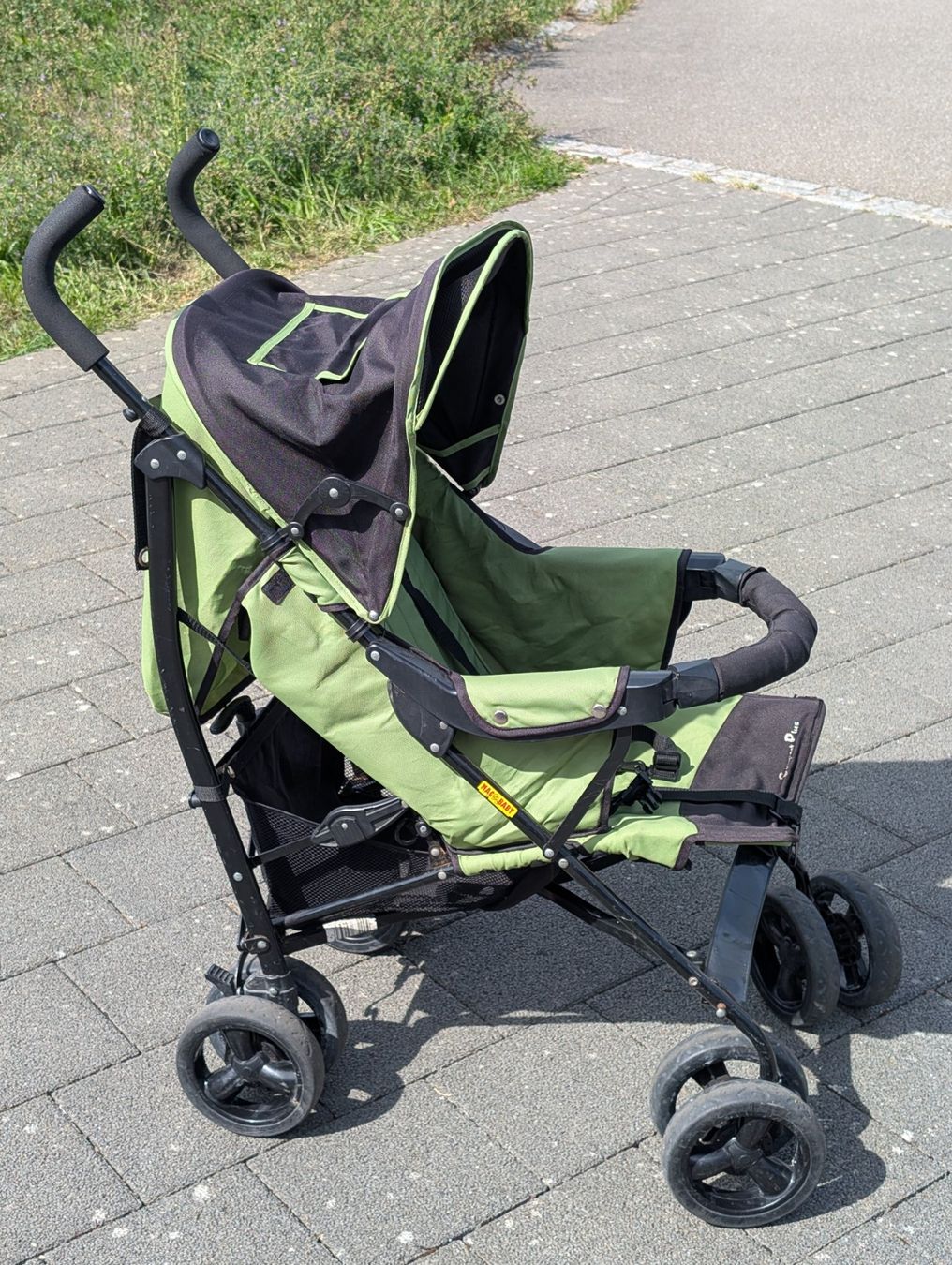 Kinderwagen: Grün-schwarzer Compact Plus Buggy – Gebraucht aus Starrkirch-Wil von Goemsu