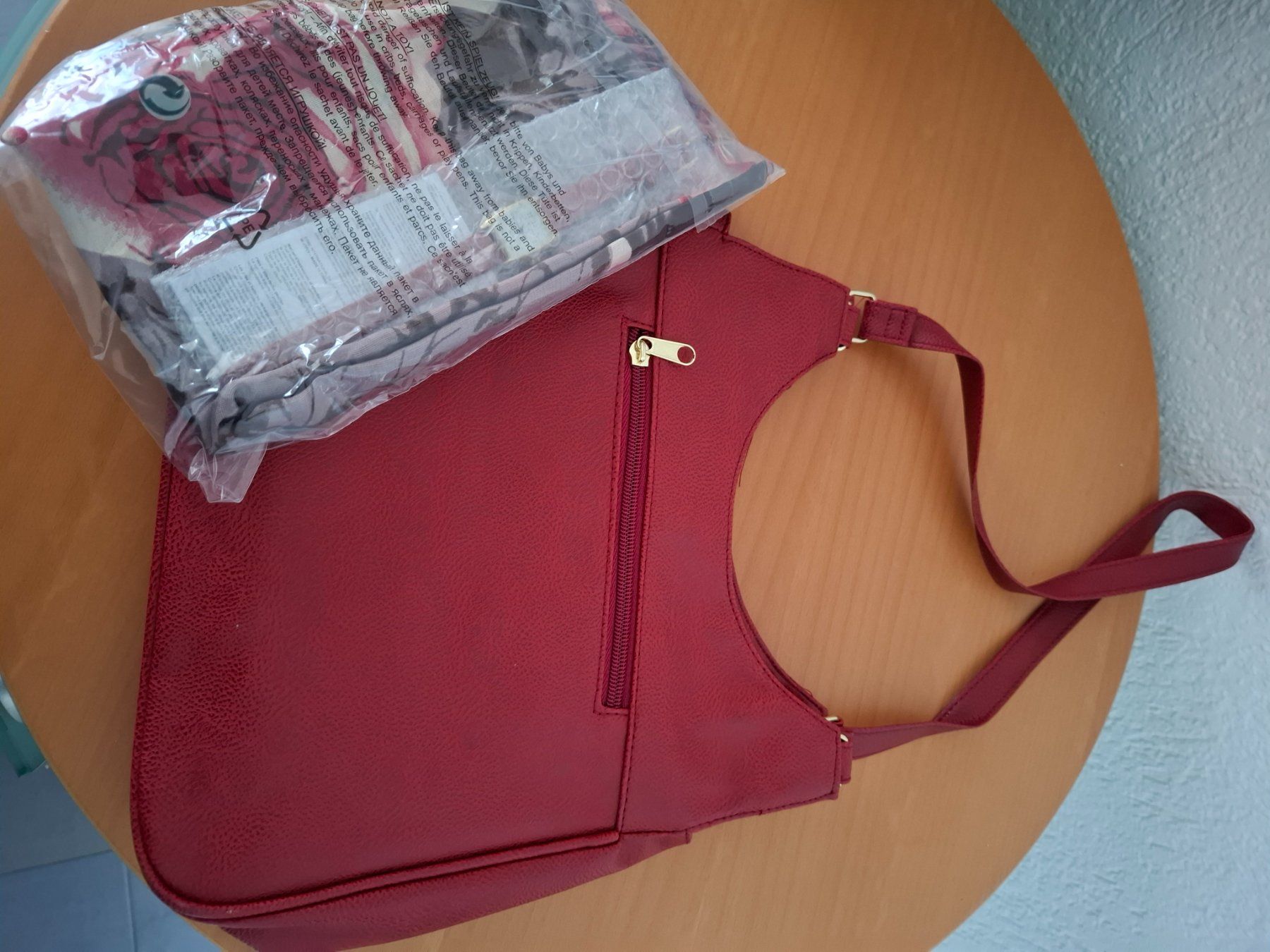 Taschen für Damen: Tasche Schal und Uhr rot – Neu und originalverpackt aus Münchenbuchsee von Cori1968 1