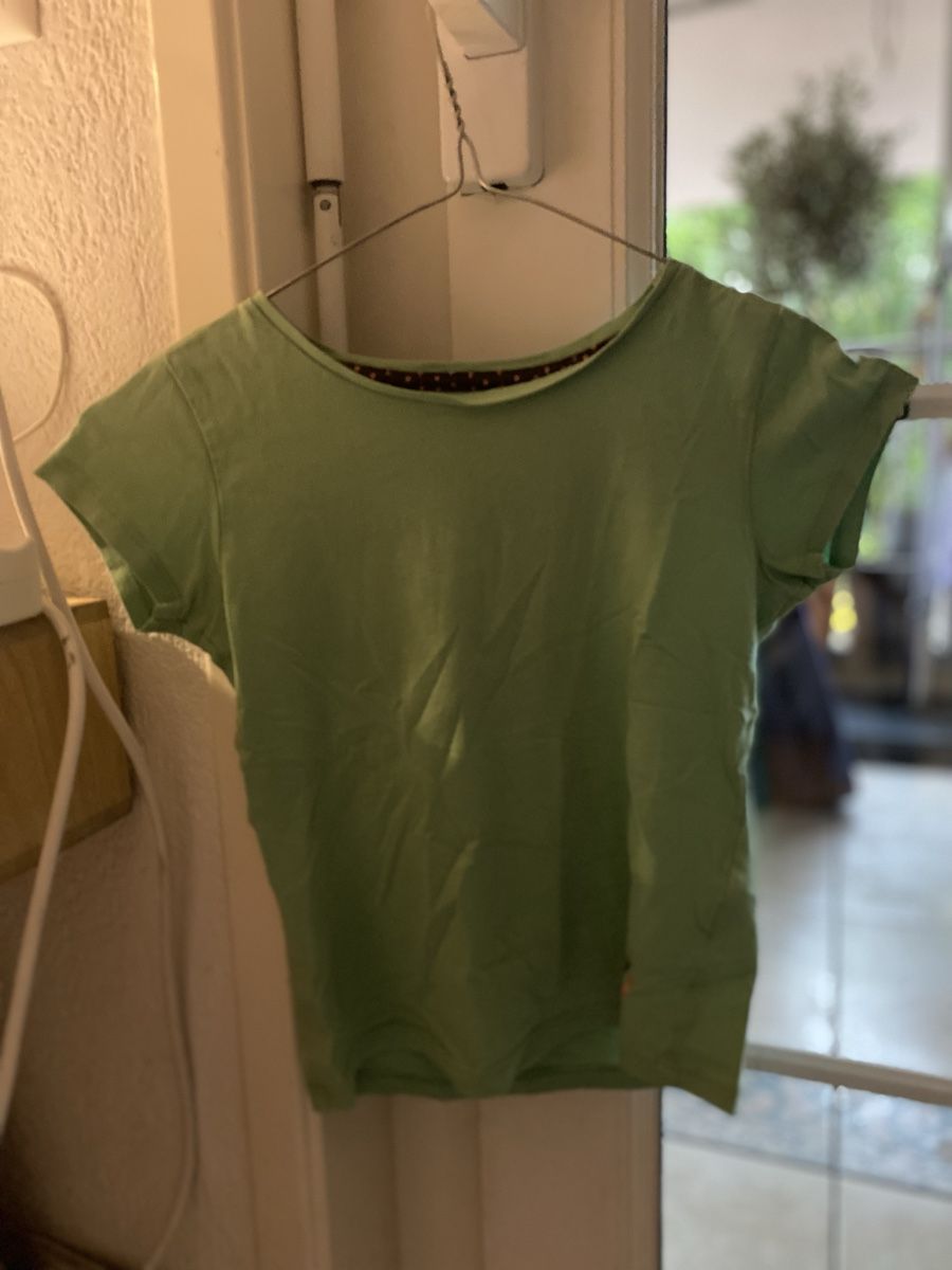Camicette, T-shirt & Top: T-shirt vert clair, détails coeurs, taille 6-7 ans – Usato da Denges venduto da val_j8w7
