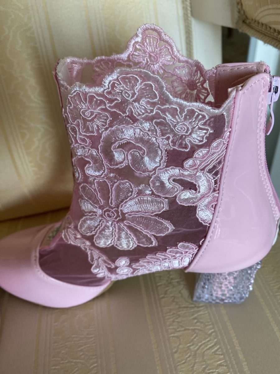Scarpe da donna: Rosa Traum-Stiefeletten mit Spitze Gr. 40 – Nuovo (secondo la descrizione) da Bettlach venduto da Aresdiego 2