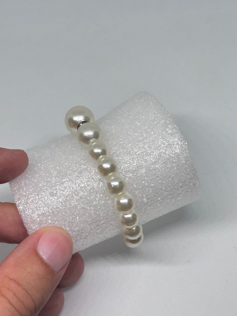 Bracciali & Braccialetti: Bracciale elastico con perle sintetiche bianche – Usato da Giubiasco venduto da LorisVale 1
