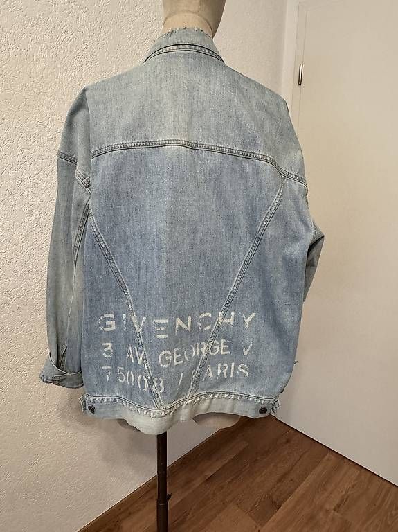 Vestes: Veste en Jeans Givenchy 38 – D'occasion à Villars-le-Grand par fanstemymar 1