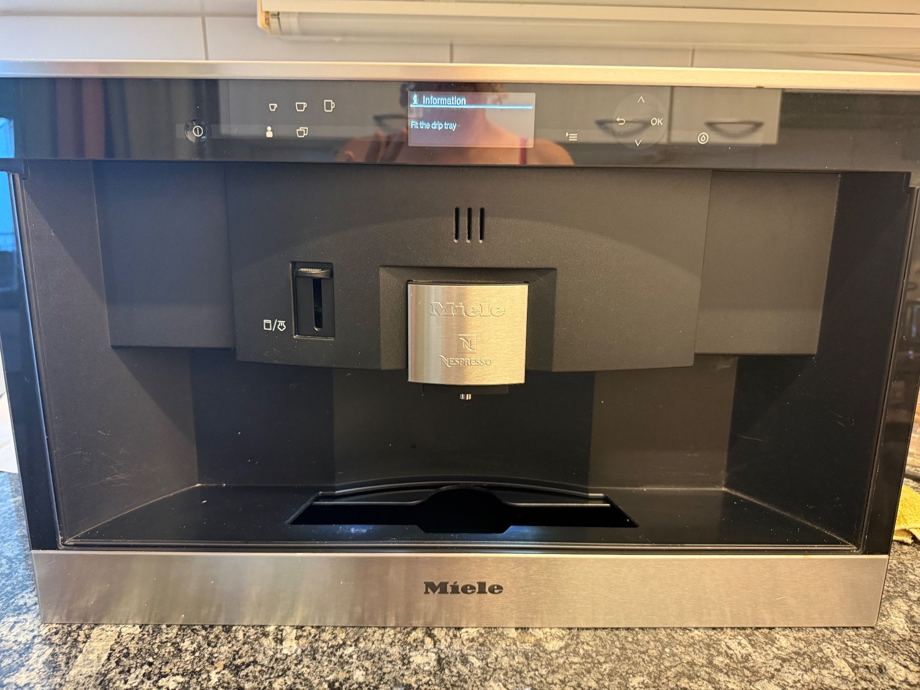 Miele Kaffeemaschinen & Espressomaschinen: Miele Nespresso Einbaukaffemaschine – Gebraucht aus Zug von dan_l757 4