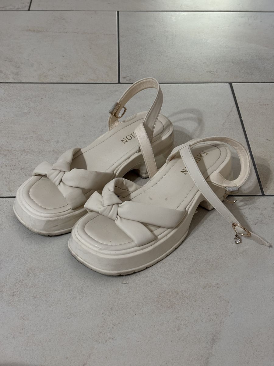Chaussures femmes: Sandalen weiss Plateau – D'occasion à Hendschiken par besusu