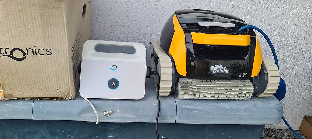 Dolphin Accessoires de piscine: Neuwertiger Dolphin E20 Pool Roboter – D'occasion à Fulenbach par ORANGE03