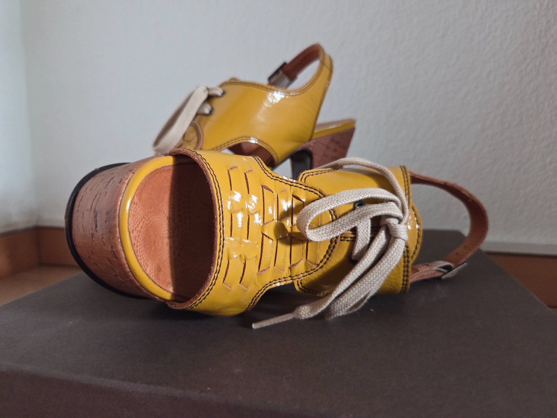Chie Mihara Chaussures femmes: Chie Mihara Platosandalen Gr. 38 – D'occasion à Zürich par kat_7wq2 5