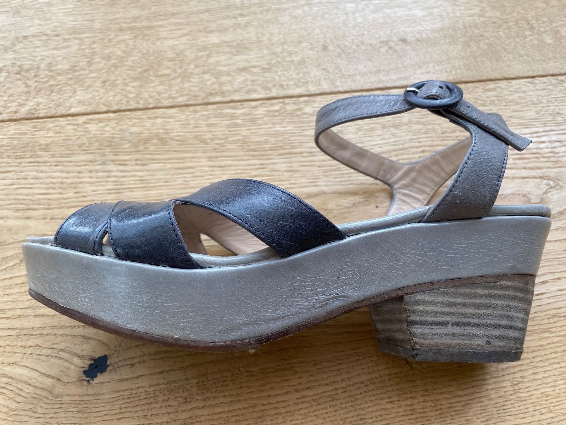 Damenschuhe: Sommer Plateau-Sandalen – Gebraucht aus Ittigen von 132465 1