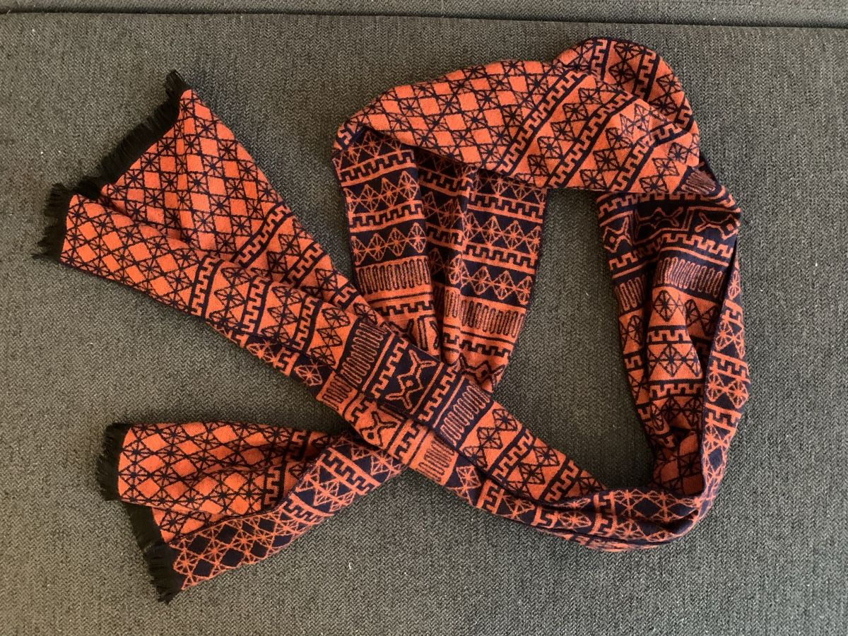 Foulard & Sciarpe: Écharpe bleu et orange avec motifs – Nuovo (secondo la descrizione) da Lausanne venduto da EliseH