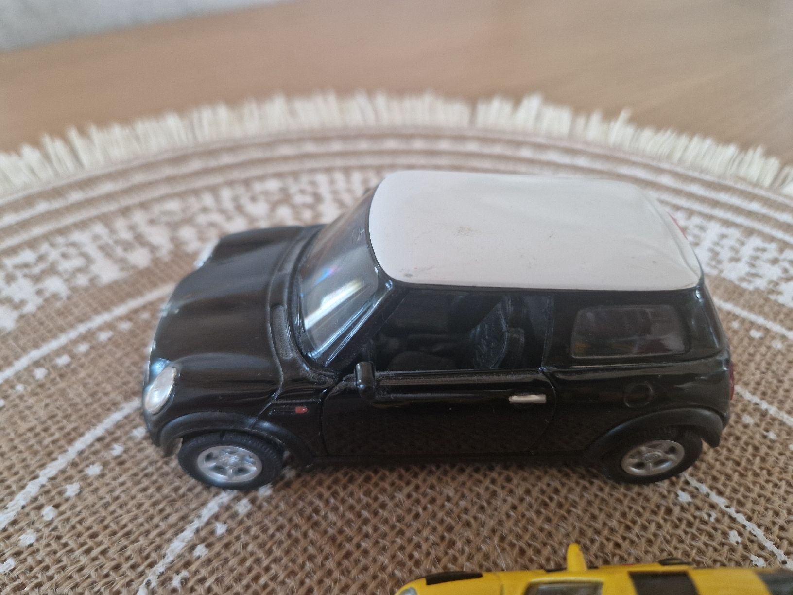 Cooper Modellautos: 3 Mini Cooper Modellautos - Rot, Schwarz, Gelb-Schwarz – Gebraucht aus Meggen von GoncallvesTiago21 3