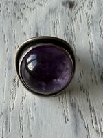 Silberring mit violettem Stein oder Glas