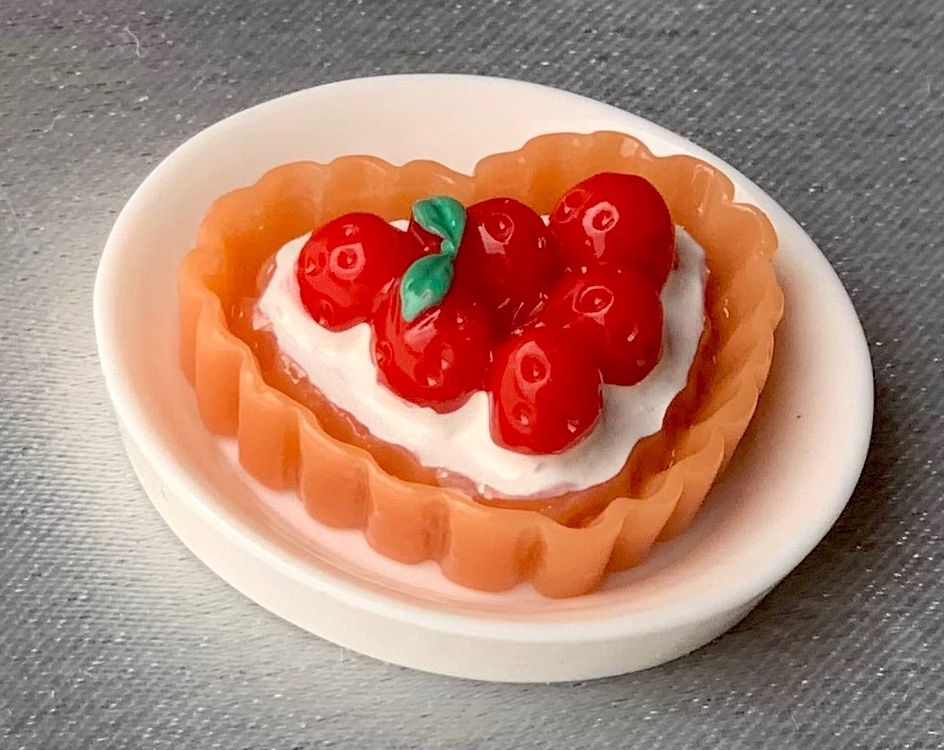 Puppenhaus Zubehör Erdbeerherz Torte mit Teller | Kaufen auf Ricardo