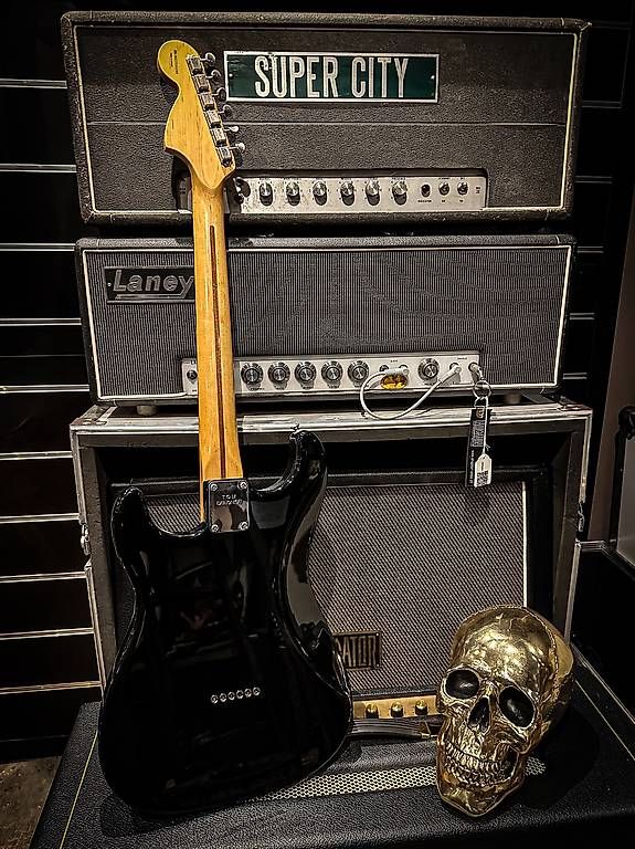 Fender Strumenti musicali: Fender Tom Delonge Stratocaster 2002  Black – Usato da Montreux venduto da Alligator-AMPS 3
