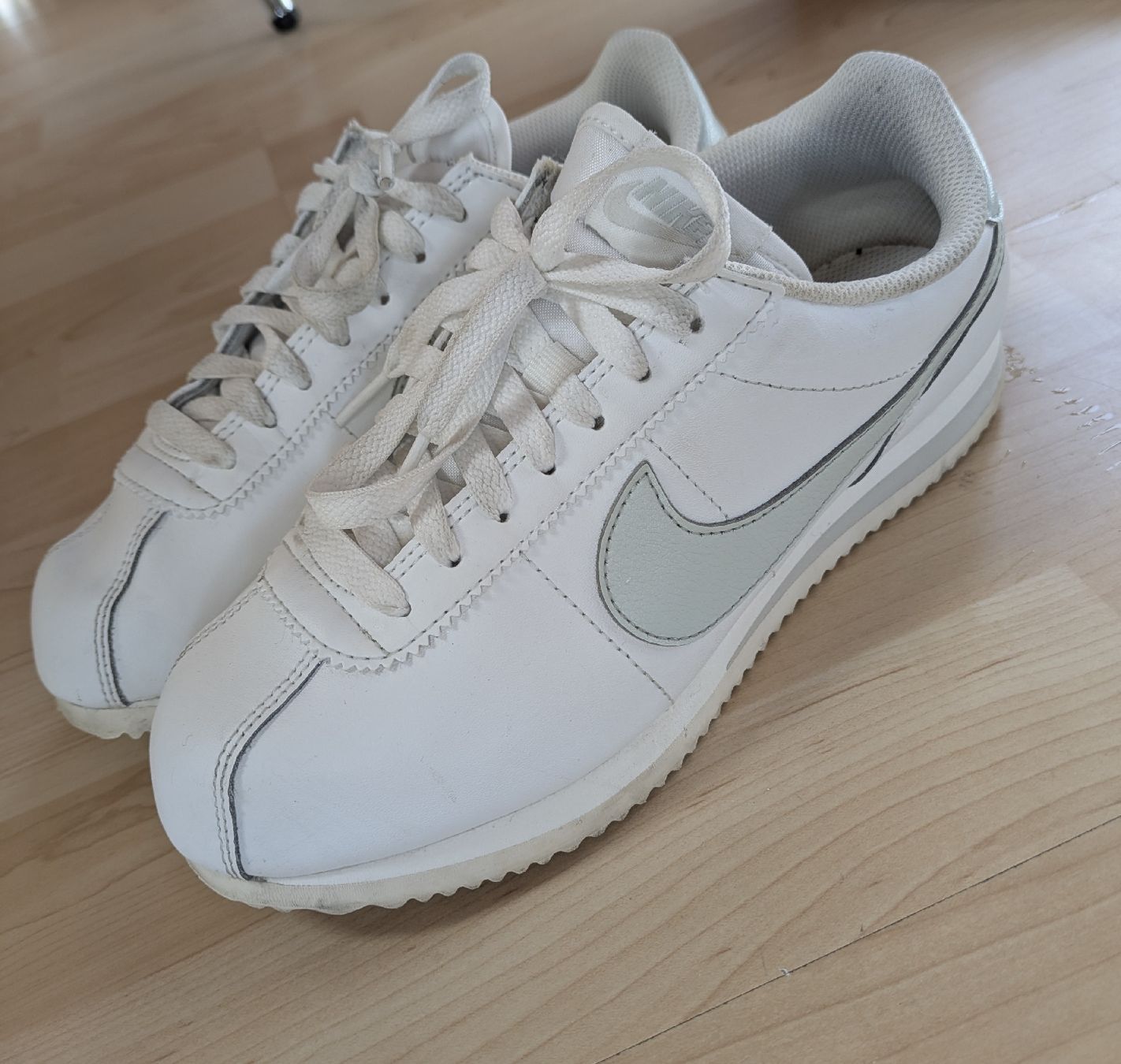 Nike Damenschuhe: Nike Cortez Basic Gr.37.5 weiss – Gebraucht aus Zürich von N.Hemmi