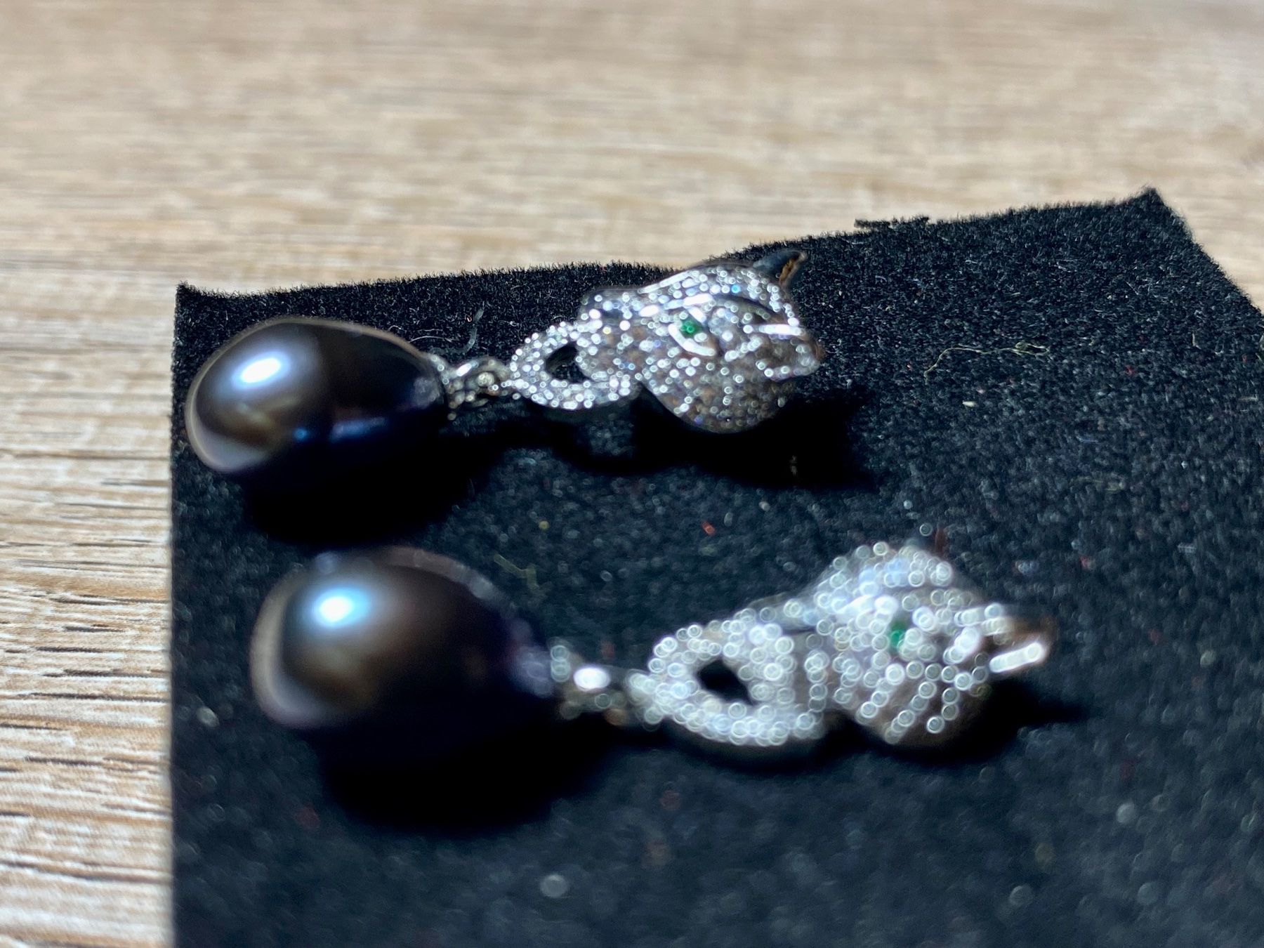 Orecchini pendenti & Orecchini a lobo: Ohrstecker mit Süsswasserperlen + Smaragd: Leopard Motiv – Nuovo e nell'imballaggio originale da Laax venduto da Kiki_Kingdom3 7