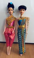 Zwei Barbies in orientalischen Kleidern