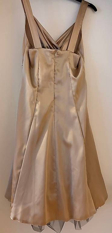 Vestiti: Vendo abito festivo beige  – Usato da Jona venduto da sen_vd8v 1