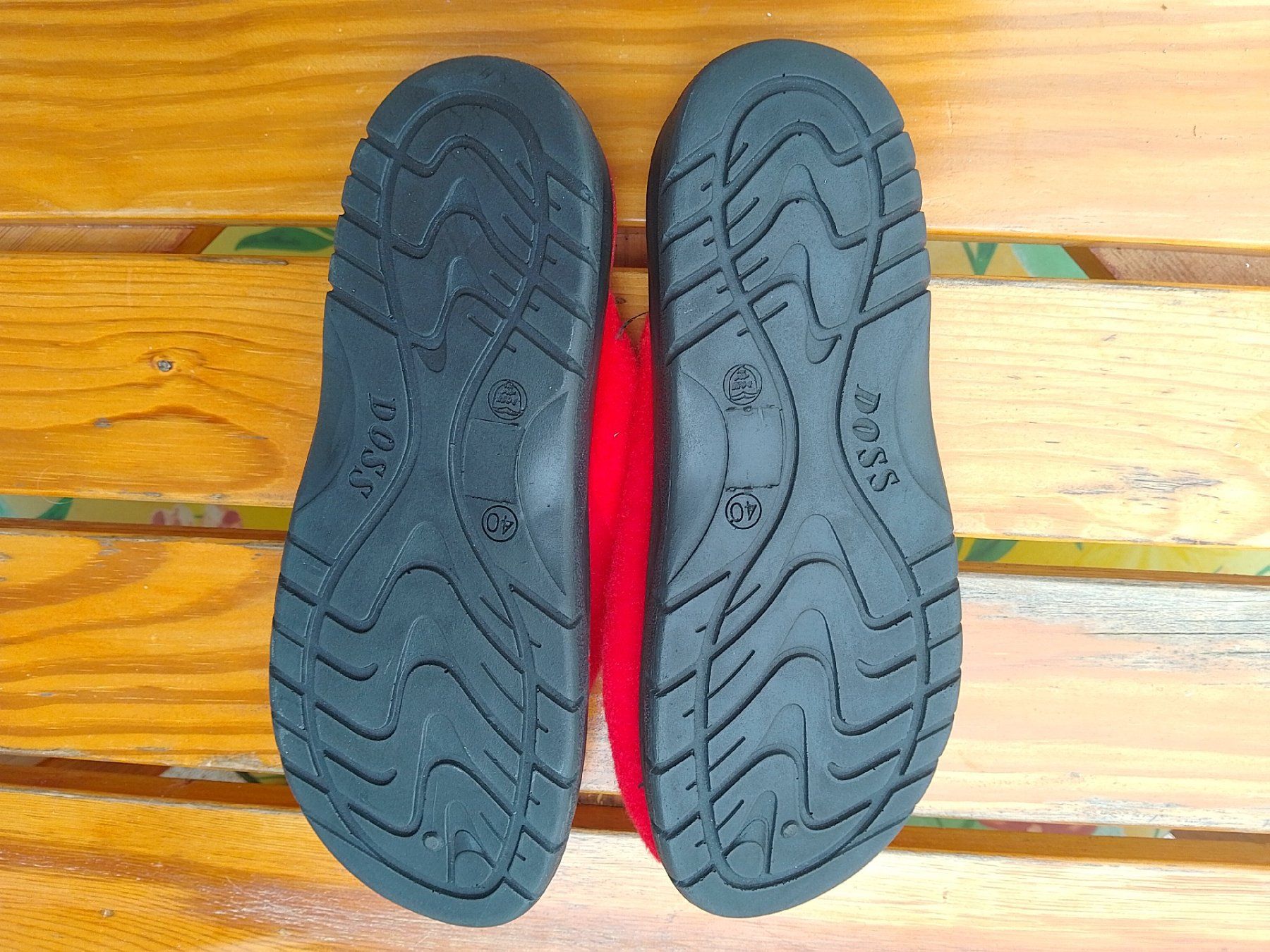 Scarpe da uomo: Hausschuhe mit Schweizerkreuz, Grösse 40, neu – Nuovo (secondo la descrizione) da Kesswil venduto da mie_g89p 1