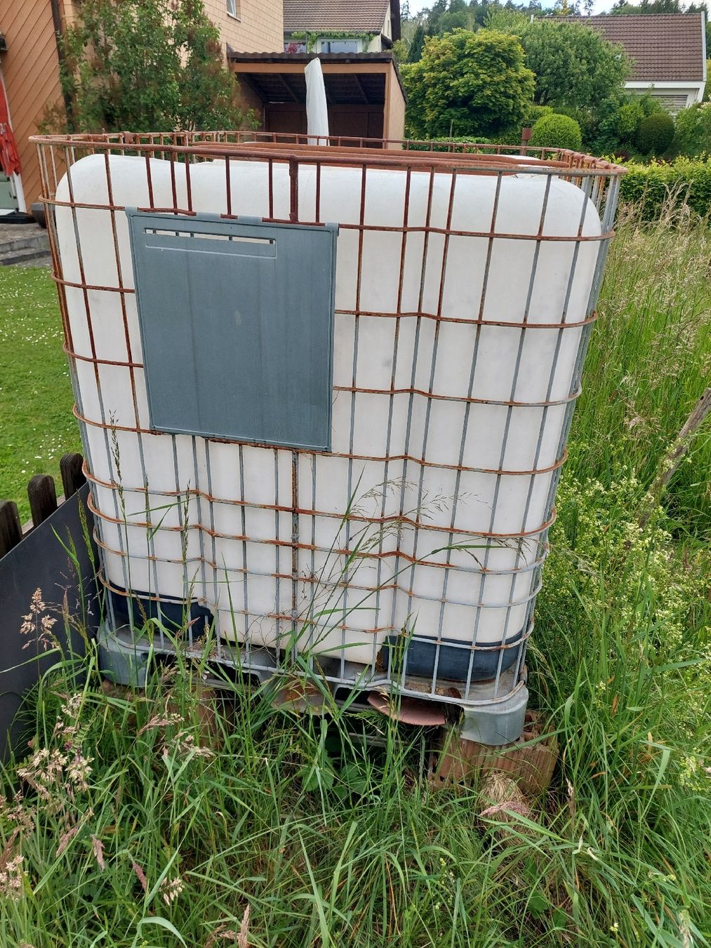 Abbeveratoi e trogoli: Regenwassertank 1000L mit Defekt – Usato da Seuzach venduto da Norcasto 3