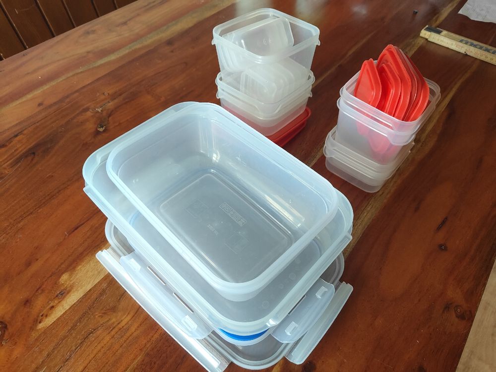 diverse Tupperdosen alt aber ungebraucht (Gebraucht) in Mols für CHF 2 ...