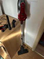 Aspirateur balai Livoo rouge et gris avec accessoires