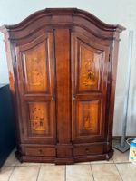 Massiver Bauernschrank aus Holz mit handbemalten Bildern