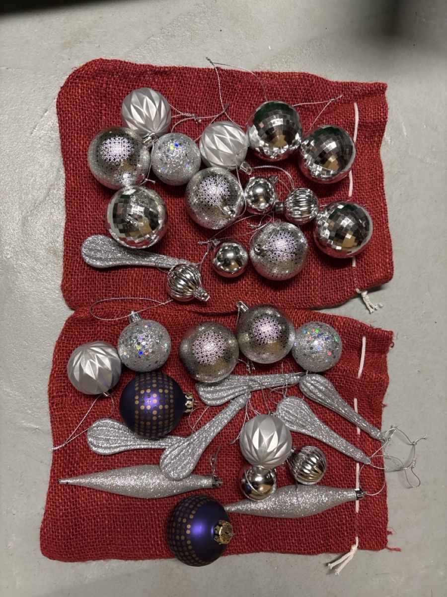 Tutte le decorazioni: Diverse Weihnachtskugeln, Silber-Look, Top Zustand! – Usato da Schüpfen venduto da Cedric03