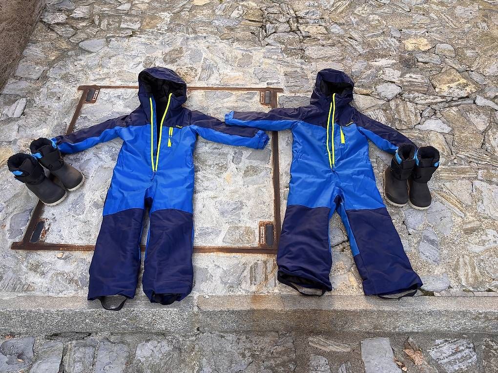 Jumpsuits: Tuta da sci e scarponcini (due) per bambini – Gebraucht aus Cureggia von poggiii