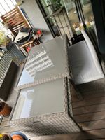 Gartenset aus Rattan mit Glasplatte