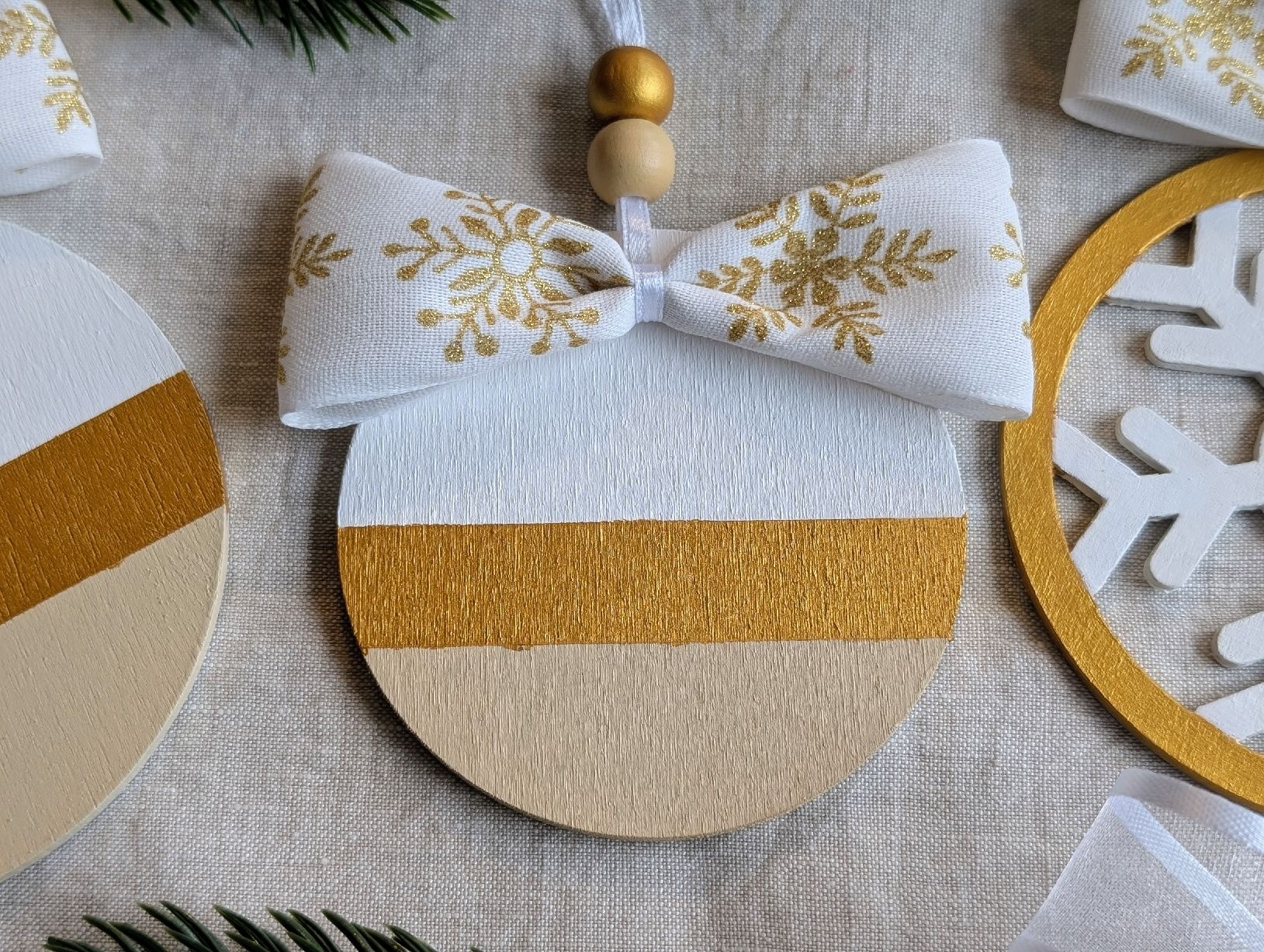 Tutte le decorazioni: Hand Painted Christmas Ornaments Set, White Gold Tree Decor – Nuovo e nell'imballaggio originale da Winterthur venduto da LaVieColor 3
