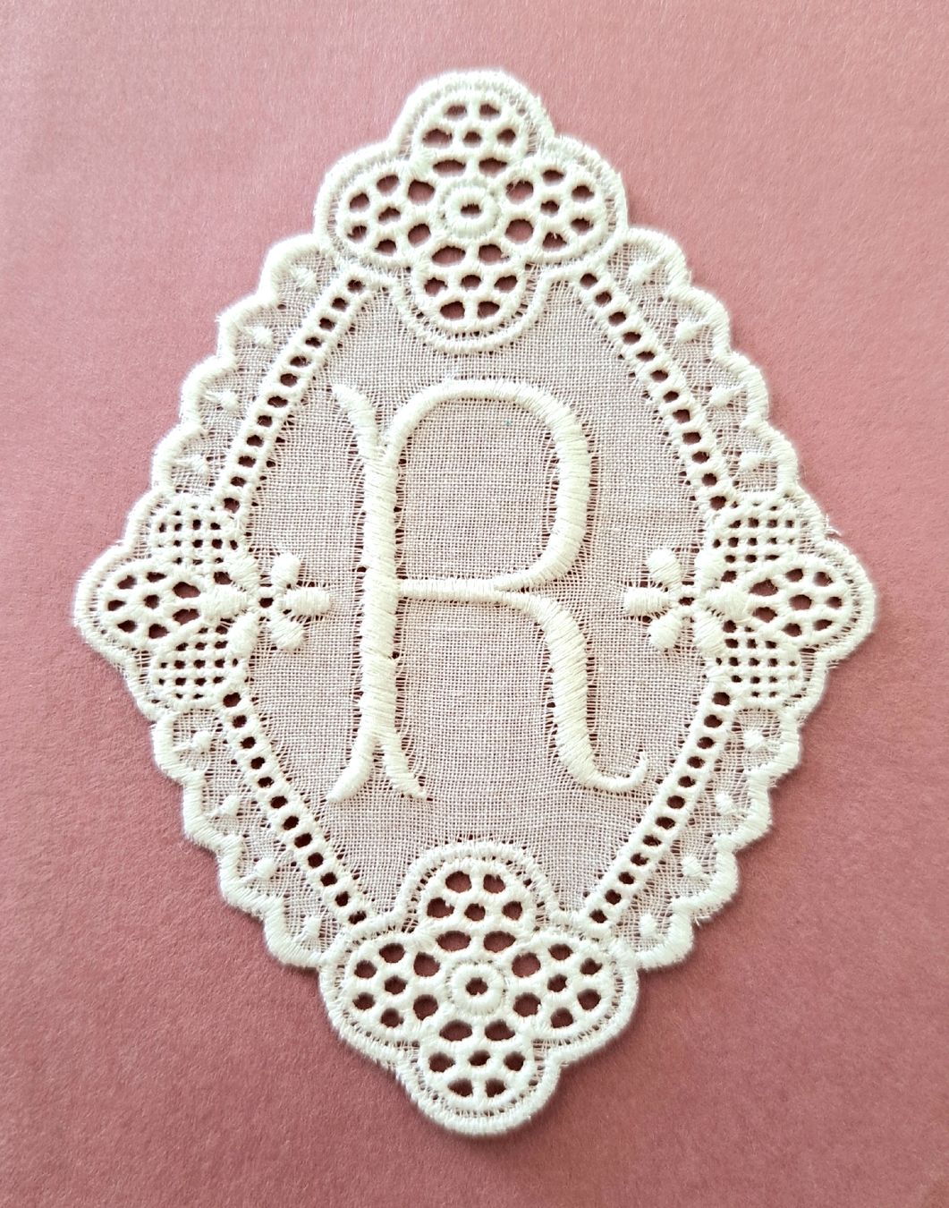 Tessuti: " R " Monogramme dentelle de coton ancienne- 7cm – Nuovo (secondo la descrizione) da Hauterive NE venduto da ali_vintage