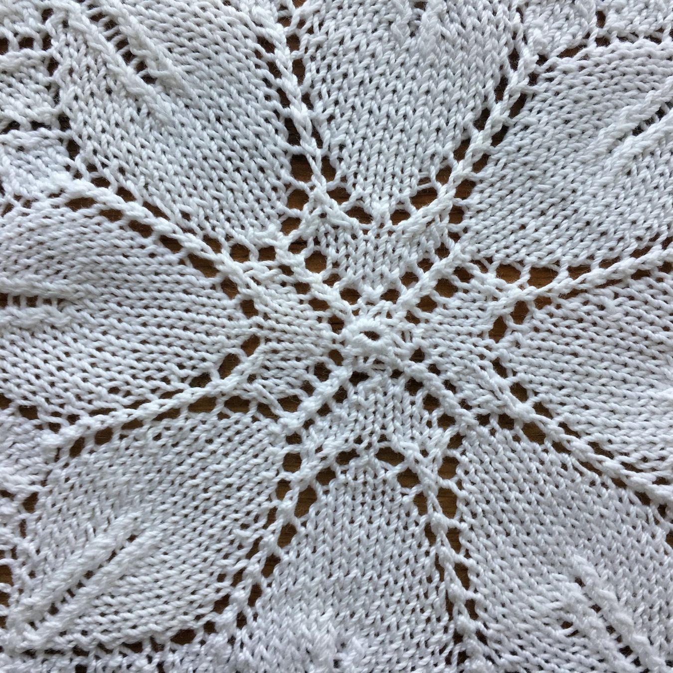 Tutte le decorazioni: SPITZENDECKCHEN RUND GESTRICKT HANDARBEIT – Usato da Subingen venduto da Etageren 1