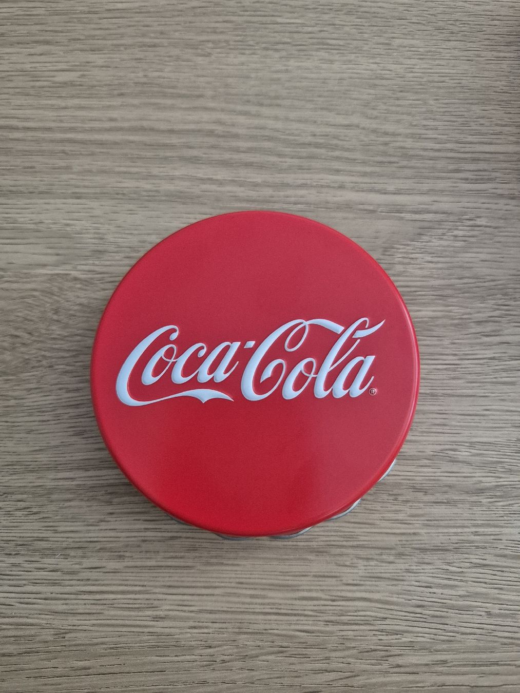 Tutti le monete: Coca Cola Silber Bottle Cap – Nuovo e nell'imballaggio originale da Tenero venduto da Poker80 3