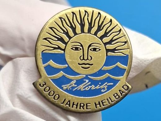 Spille & Fermagli: Brosche 3000 Heilbad St. Moritz  - Box 48 – Usato da Köniz venduto da Pinscollect