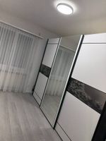 Kleiderschrank mit Schiebetüren und Spiegel