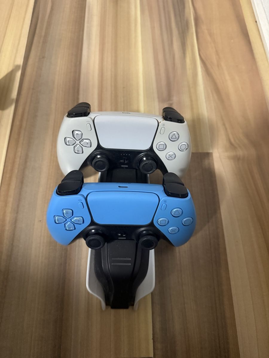 Sony Console: Playstation 5 Disc Version, 2 Controller, 3 Games, Ladestati – Usato da Widnau venduto da Refik28 9