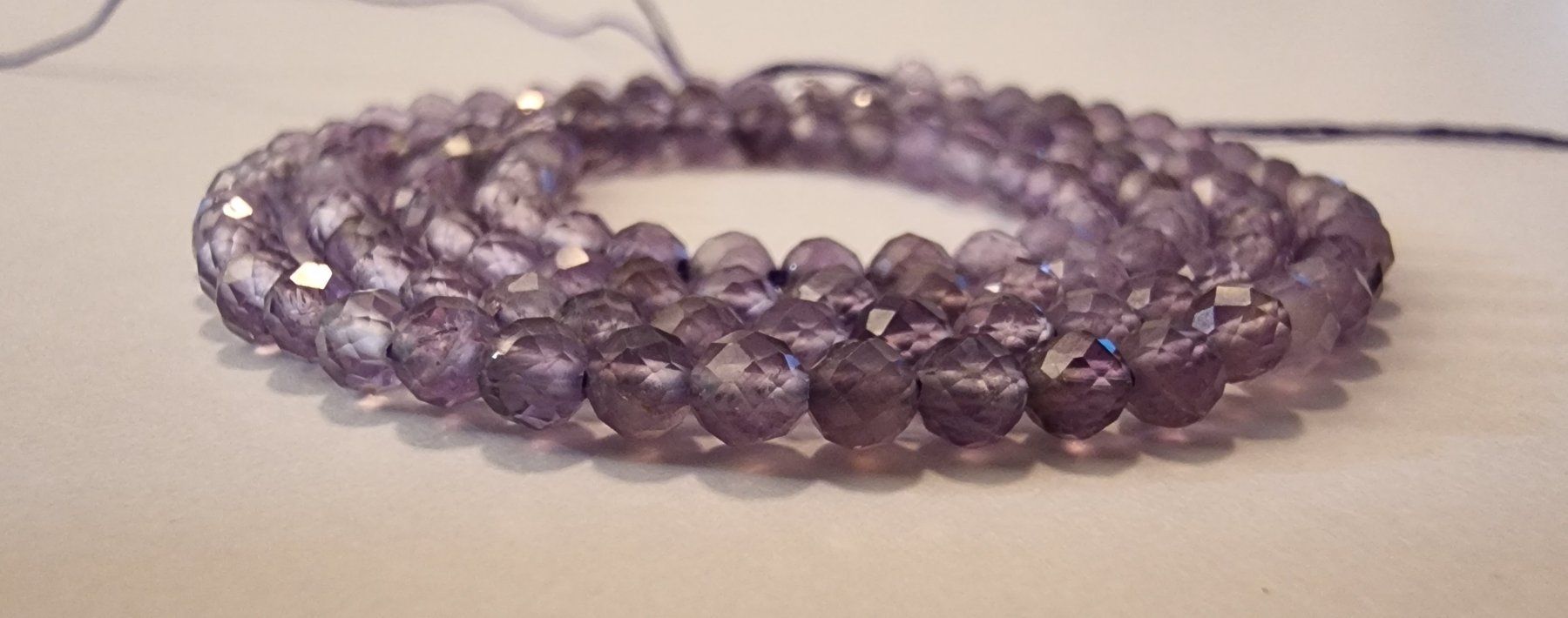 Minerali & Pietre curative: Amethyst facettiert 3mm Strang – Nuovo e nell'imballaggio originale da Menziken venduto da Mirager 1
