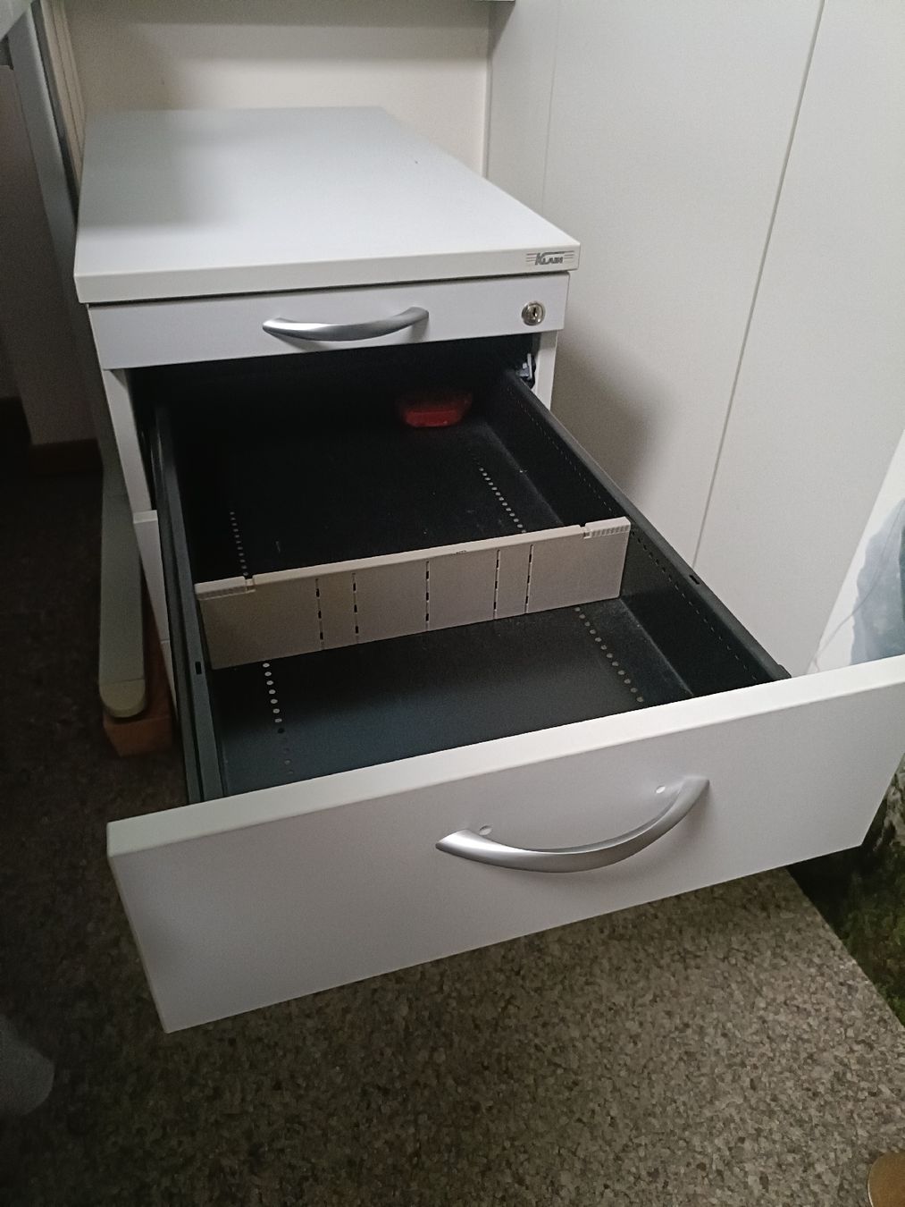Banconi: Rollcontainer weiss 3 Schubladen mit Schloss, Metall, robust – Usato da Köniz venduto da Mhoschitinu 1
