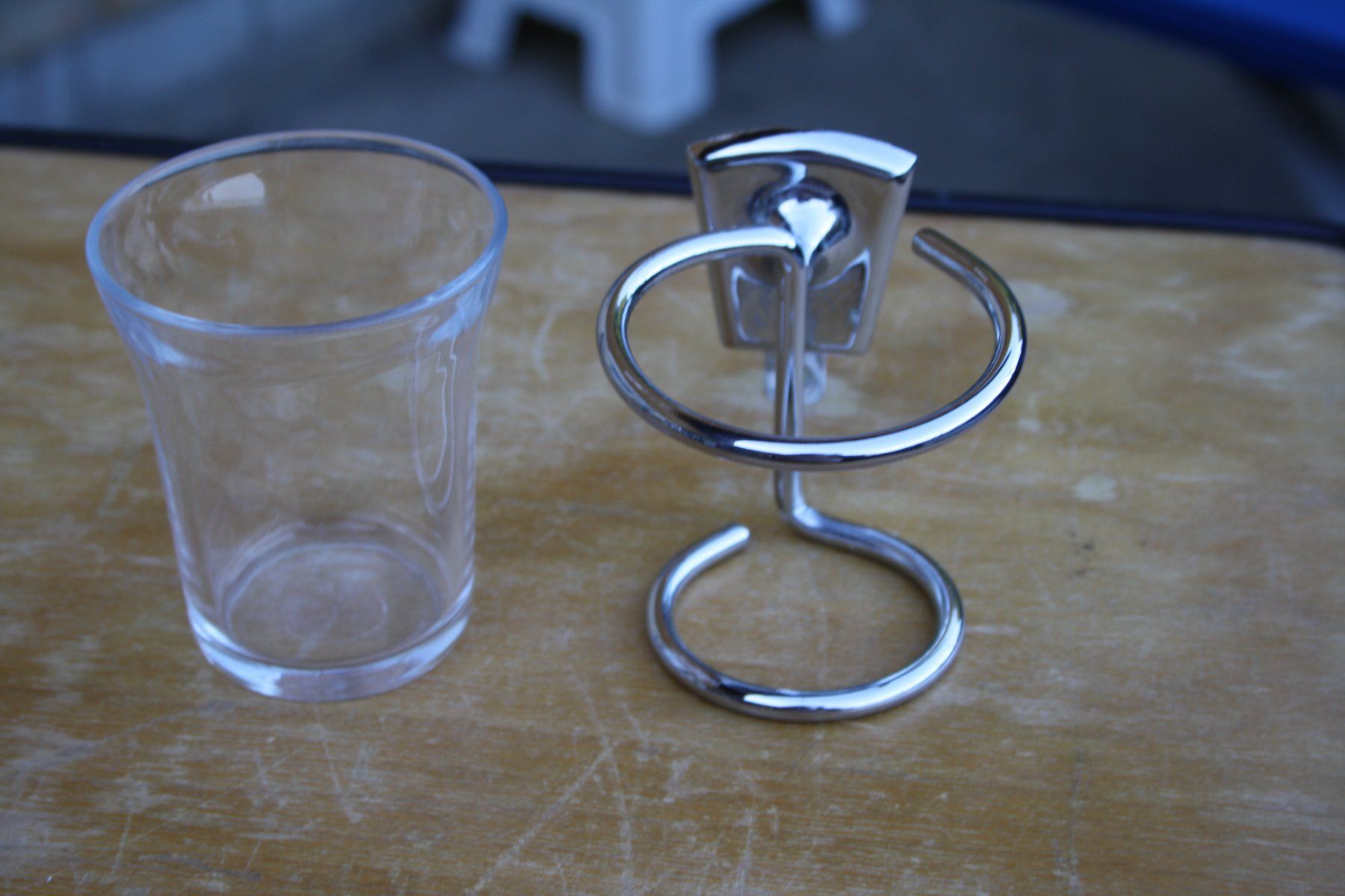 Bicchieri: VINTAGE ZAHNGLAS MIT WANDHALTER – Usato da Wauwil venduto da Pneuedy 1