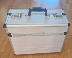 Attraktiver Akten- oder Musterkoffer aus Aluminium