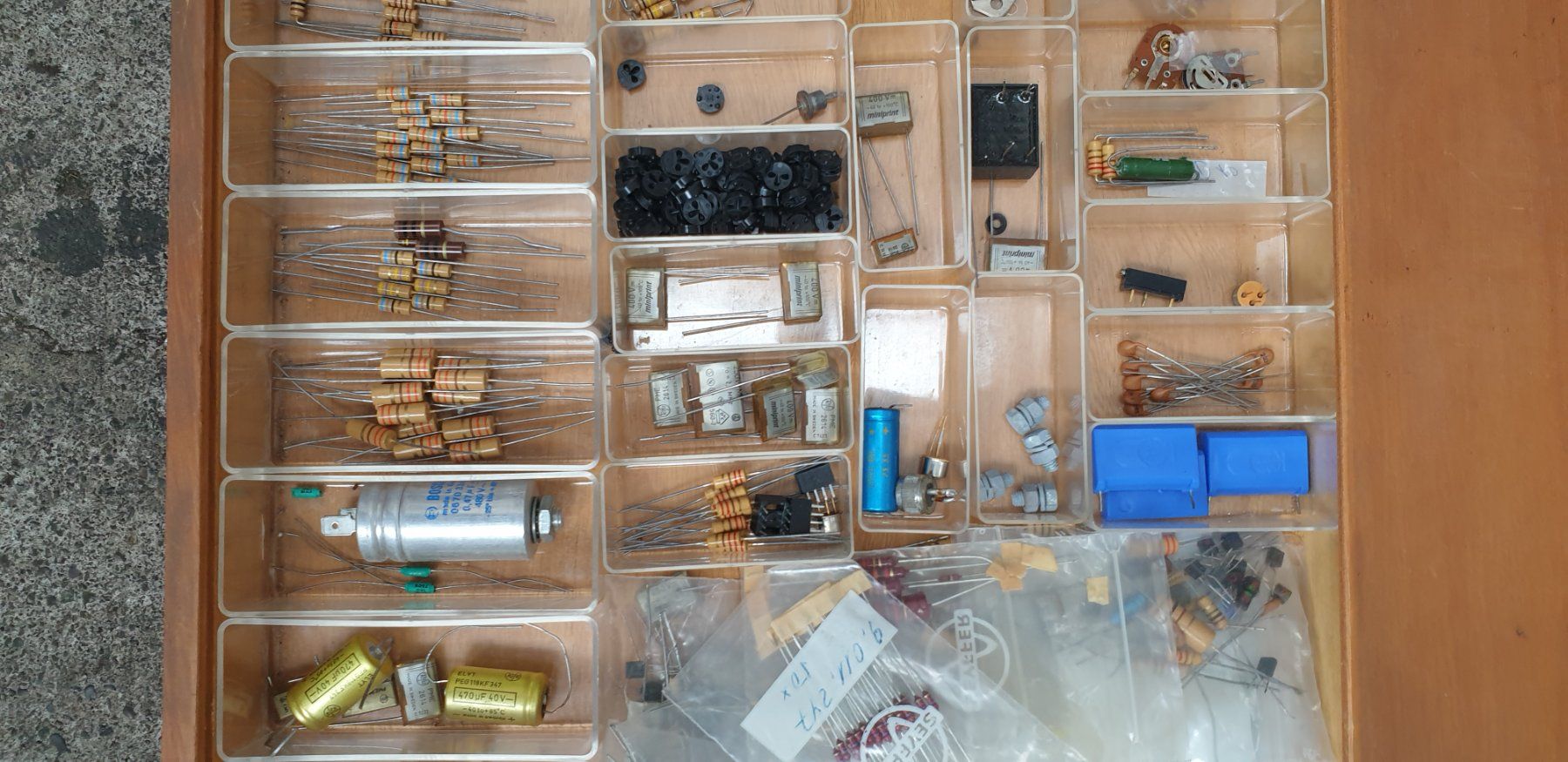 Componenti elettronici: Elektronik Kleinteile – Usato da Müllheim Dorf venduto da Linus18 3